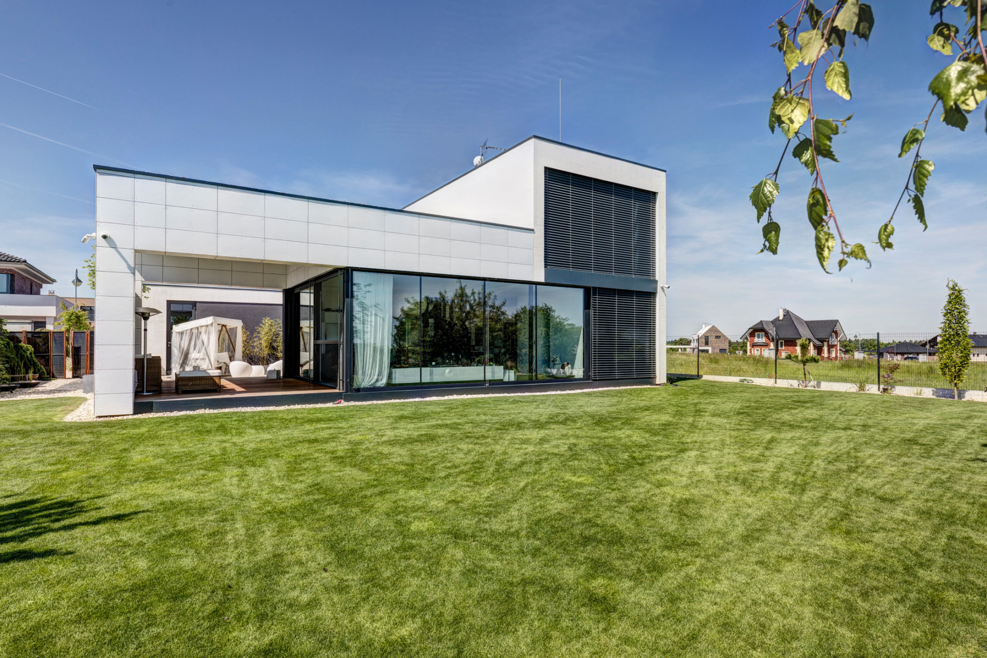 Ateliér MOLNÁR-PERÁČEK navrhli nízkoenergetická rodinný dům u Prahy