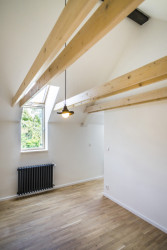 Rodinný dům v Písnici, daviddavidová architekti: Každý v jednom ze štítů a otevřený do krovu sedlové střechy