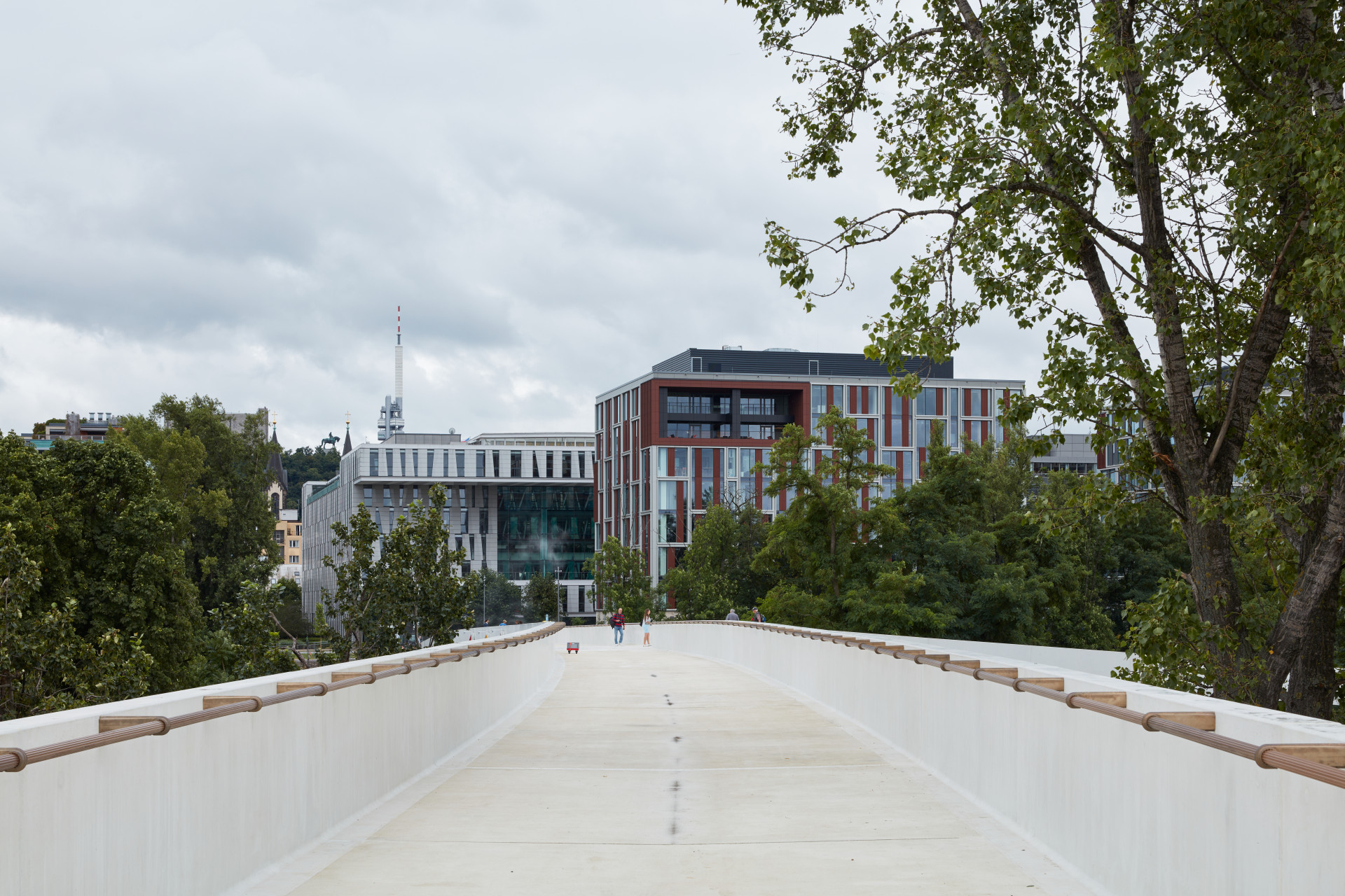 Lávka je poměrně úzká (4 metry), nepůsobí však stísněně. Při větším počtu chodců a cyklistů se spoléhá na vzájemnou ohledupnost. Někdy je bezpečnější sesednout z kola.