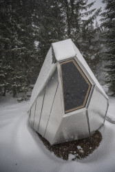 Útulna Kømen v Krkonoších – Dalibor Hlaváček, Martin Čeněk, Julie Kopecká, & tým studentů FA ČVUT