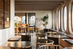 Rekonstrukce poválečné budovy na administrativní prostory od studia GOING EAST