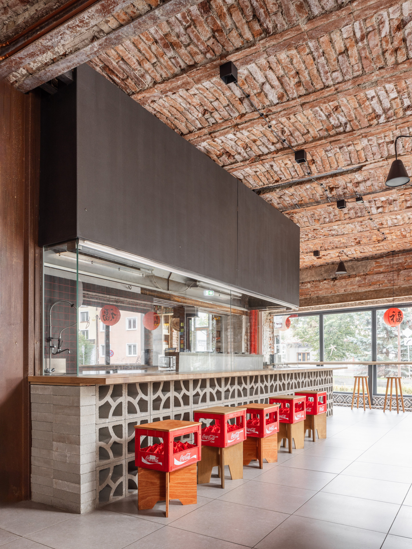 SOA architekti navrhli interiér vietnamské restaurace Pho King v nárožním domě v Popradě.