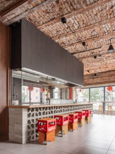 SOA architekti navrhli interiér vietnamské restaurace Pho King v nárožním domě v Popradě.