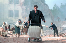 z filmu Musíme si pomáhat