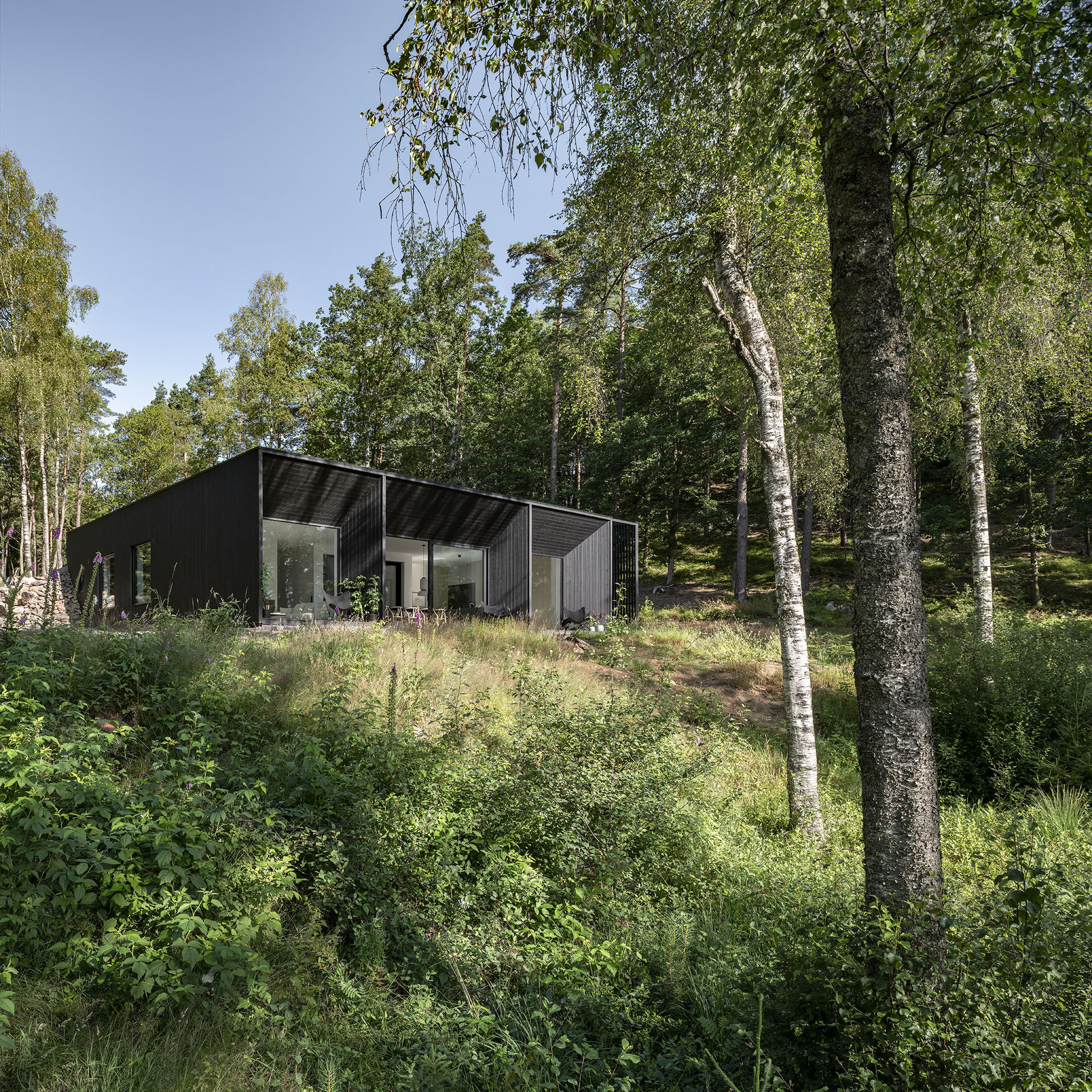 Nedaleko švédského Göteborgu stojí Villa Jägersro. V ní si mladá rodinu užívá výhledů na jezero a okolní přírodu.