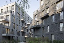 Studio AVENIER CORNEJO architectes navrhlo na břehu kanálu na předměstí Paříže obytný soubor třech domů s různým odstínem lícových cihel