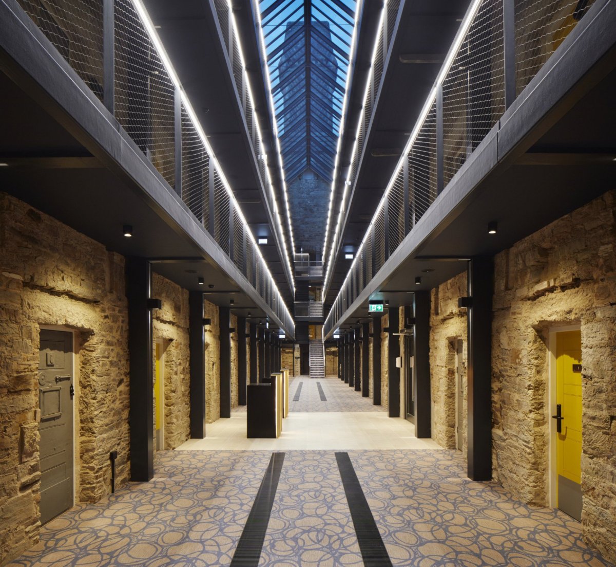 Věznice proměněná v hotel v Cornwallu od studia Twelve Architects