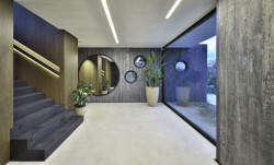 Skla jsou zasazena do hliníkových systémů Aluprof.