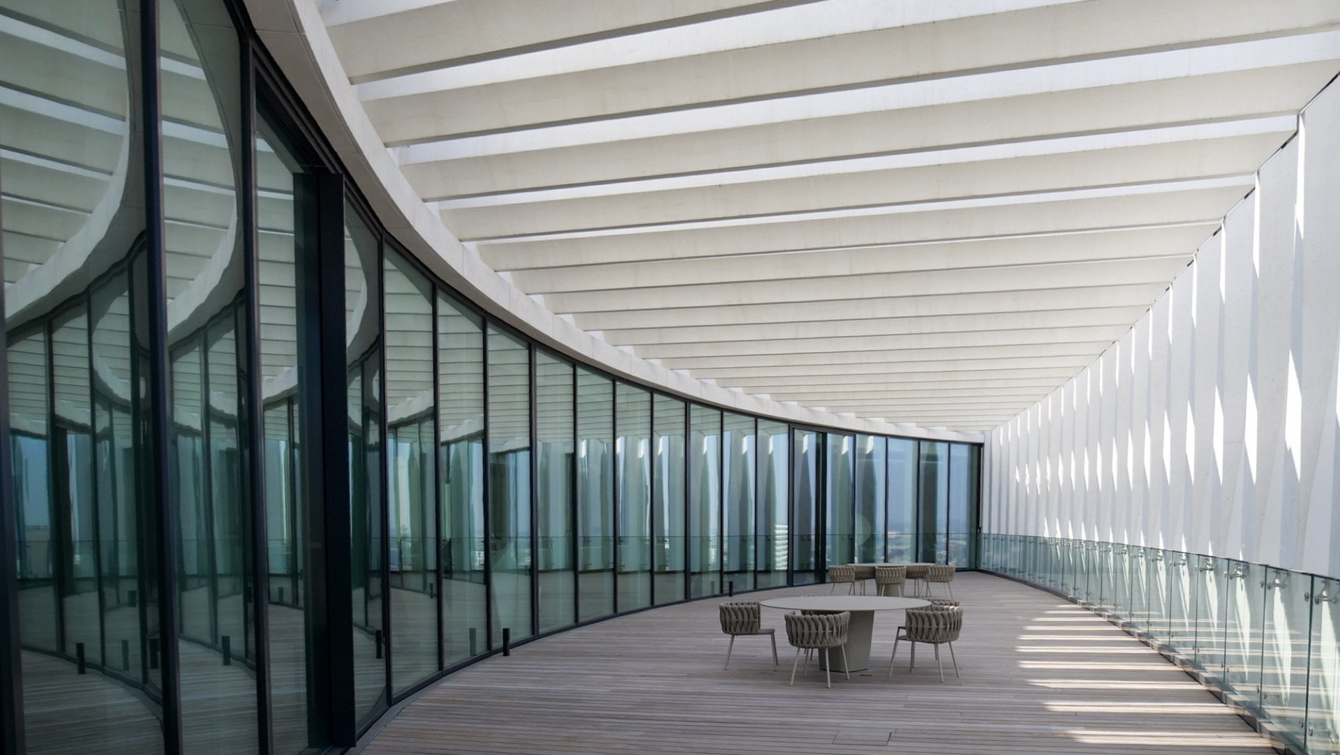 Velké prosklené plochy vyžadovaly skla s protislunečním povlakem proti přehřívání interiéru. (Administrativní budova BNP Paribas Fortis Montagne du Parc v Bruselu)