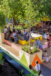 Probíhají tu workshopy či lekce jógy... (Morag Myerscough, FLUX - oživení veřejného prostoru v Mnichově)