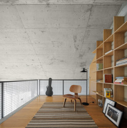 Casa NaMora v Portugalsku od Davida Bilo a Filipe Pina