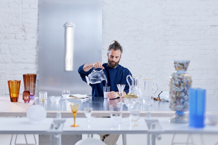 Jan Plecháč představuje výběr svých oblíbených děl tradiční karlovarské sklárny Moser