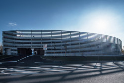 Parkovací dům od Zdeňka Fránka v Dolních Břežanech