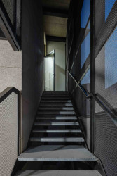 Pohled na schodiště v nové přístavbě. (Komunitní centrum ve Strakonicích, Ateliér VAS)