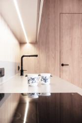 Uprostřed dispozice domu se nachází velký hlavní obytný prostor, do kterého proudí světlo ze dvou stran