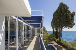 Interiér je s okolní přírodou propojen velkými proslkenými plochami pásových oken