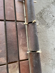 Rekonstrukce činžovního domu v Lucemburské ulici, edit! architects, 2023 - detail obkladu při obkladačských pracích