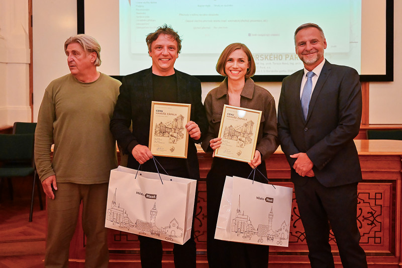 Jiří Zábran a Tereza Nová s Cenou Hanuše Zápala (Bytový dům u Borského Parku; Tereza Nová a Jiří Zábran)