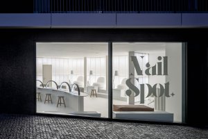 Pohled do výlohy. Interiér si můžou užít i kolemjdoucí. (Nehtové studio NailSpot; Studio Plyš)