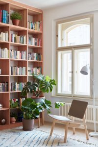 Dům je z roku 1907 a některé prvky jako třeba okna jsou původni. (Plus One Architects, byt ve Vršovicích)