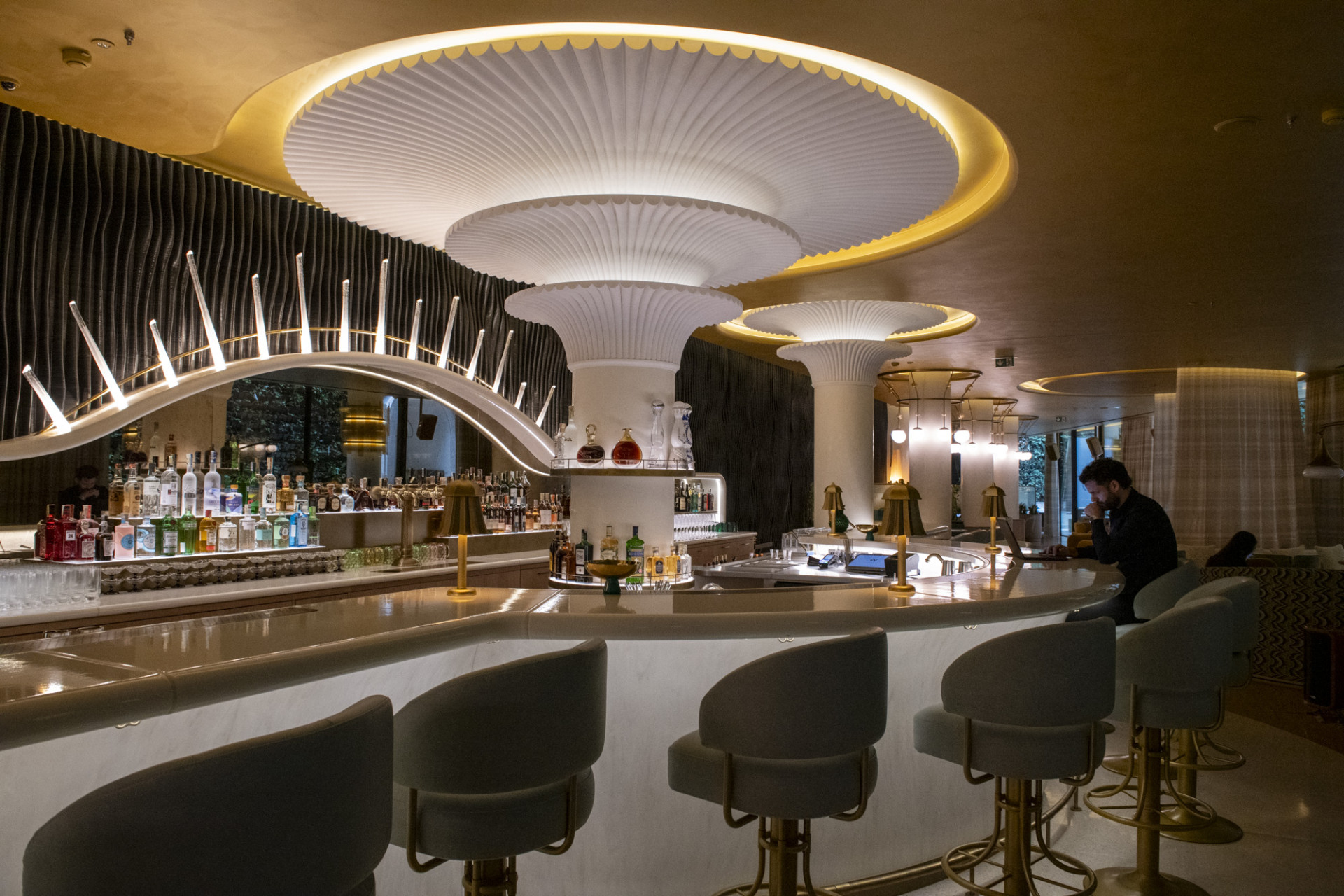 Na přízemí přístavby se nachází velká lounge s barem a v patrech, kromě pokojů, spa či posilovna.