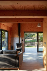 Pohled do interiéru (Chata v Posázaví, Atelier Hajný)