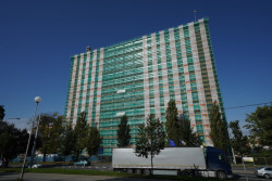 Baťův mrakodrap ve Zlíně se dočkal nové fasády. Lešení pro rekonstrukci dodala společnost PERI.