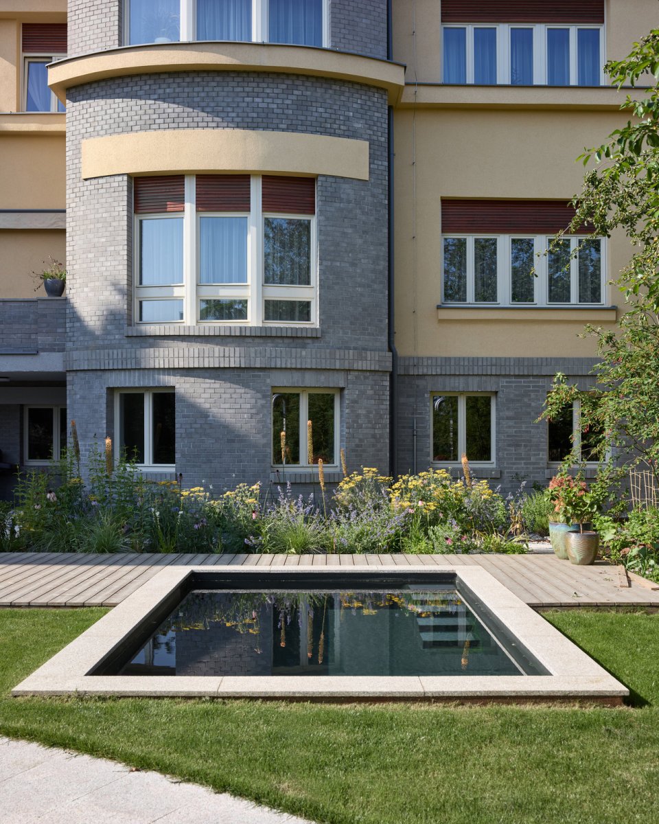 Za architekturou zahrady stojí Steiner a Malíková krajinářští architekti. (Rekonstrukce vily na Vinohradech; Atelier Hajný)