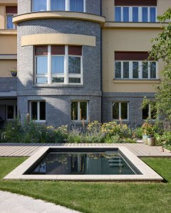 Za architekturou zahrady stojí Steiner a Malíková krajinářští architekti. (Rekonstrukce vily na Vinohradech; Atelier Hajný)