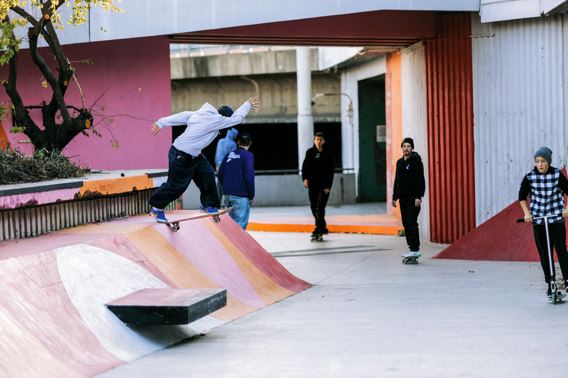 Podchod u metra Vltavská se proměnil na outdoorové sportoviště