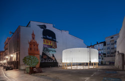 AIR SQUARE je mobilní veřejné prostranství, které aktivuje nedostatečně využívané městské prostory tím, že jim dává smysl a přináší do nich život. KOGAA, realizace 2021