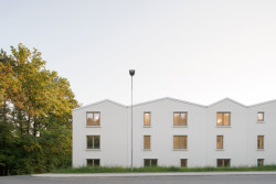 Jednotlivé „domky“ mají fasádu s rozdílnou zrnitostí omítky. (Domov pro seniory s mateřskou školou v Horních Jirčanech, ti architekti)