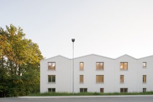 Jednotlivé „domky“ mají fasádu s rozdílnou zrnitostí omítky. (Domov pro seniory s mateřskou školou v Horních Jirčanech, ti architekti)