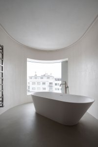Pohled do interiéru podkrovního bytu, v němž žijí majitelé domu. (Rekonstrukce a přístavba k vile v Praze-Vinohradech, PAPUNDEKL ARCHITEKTI)