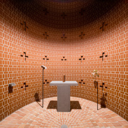 Karel Filsak ml., Zdeněk Rothbauer - Kaple sv. Antonína Paduánského: Také interiér využívá ryze střídmé prostředky navozující kontemplativní atmosféru