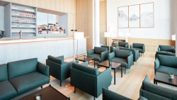 Moderní stavba s bílou fasádou má Pichlerův oblíbený tvar vzájemně sousedících střech a je otevřená ke svému okolí. Interiér a ruch města oddělují jen dlouhé závěsy.