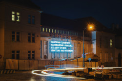 Světelný nápis na fasádě Kunsthalle Praha, Joël Andrianomearisoa