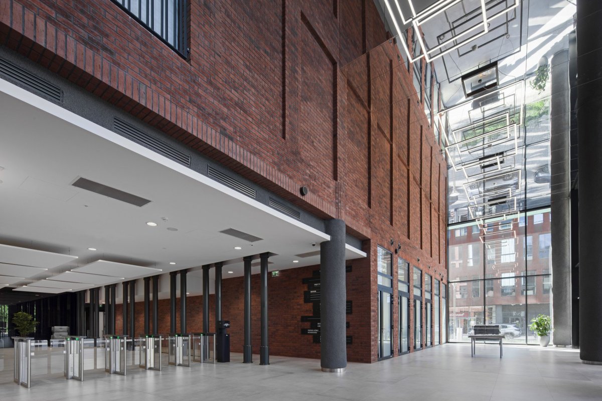 V Gdaňsku vyrostla administrativní budova s cihlovou fasádou navržená architekty Marcinem Woyciechowskim, Tomaszem Piechotou a Radosławem Orłowskim