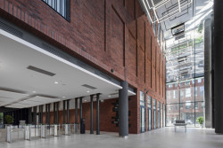 V Gdaňsku vyrostla administrativní budova s cihlovou fasádou navržená architekty Marcinem Woyciechowskim, Tomaszem Piechotou a Radosławem Orłowskim