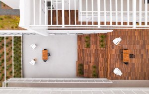 Centrální dvůr je vyvýšený nad úrovní ulice a tvoří hlavní prvek celého komplexu. (Rose Apartments v Los Angeles, Brooks & Scarpa)