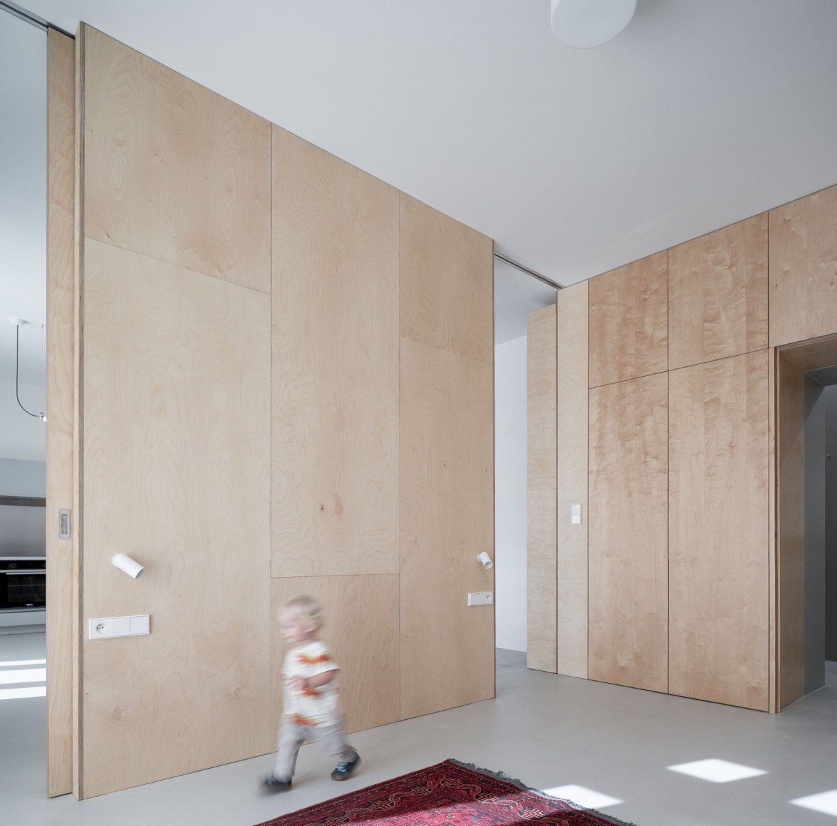 Nájemní byty jsou vybavené vestavným nábytkem, hlavně úložnými prostory. (Rekonstrukce a přístavba k vile v Praze-Vinohradech, PAPUNDEKL ARCHITEKTI)