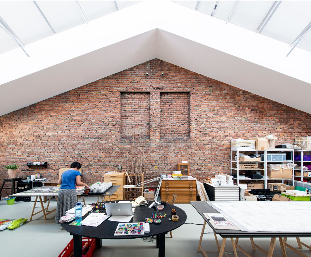 Rozptýlené horní světlo je vhodné pro uměleckou činnost. (ATELIER BRÜCKNER, Wagenhallen ve Stuttgartu)
