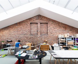 Rozptýlené horní světlo je vhodné pro uměleckou činnost. (ATELIER BRÜCKNER, Wagenhallen ve Stuttgartu)