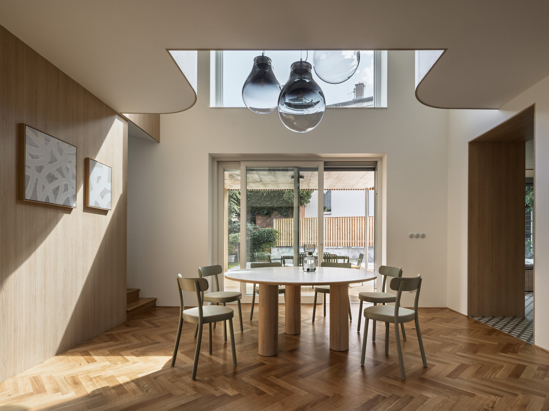 Do brněnské vily se povedlo vnést moderní interiér, aniž by utrpěla historická hodnota. (Rekonstrukce prvorepublikové vily v Brně, Atel!er )