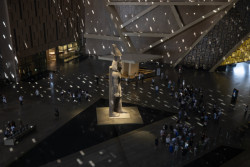 Ve vstupní hale je nejnápadnější kolosální socha faraóna Ramsese II. vysoká 11 metrů - po desetiletí stála na náměstí v centru Káhiry, pak byla přemístěna do blízkosti káhirského nádraží a pak se při dalším náročném manévru stěhovala do muzea.