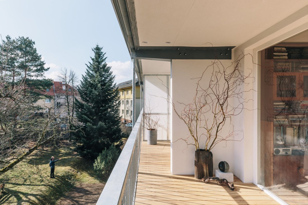 Re:architekti opravili fasádu a přidali nové lodžie paneláku v pražské Hostivaři