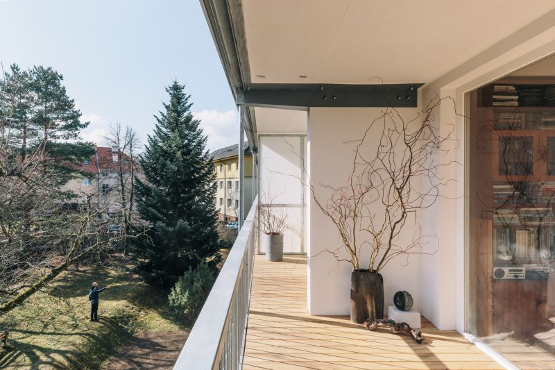 Re:architekti opravili fasádu a přidali nové lodžie paneláku v pražské Hostivaři