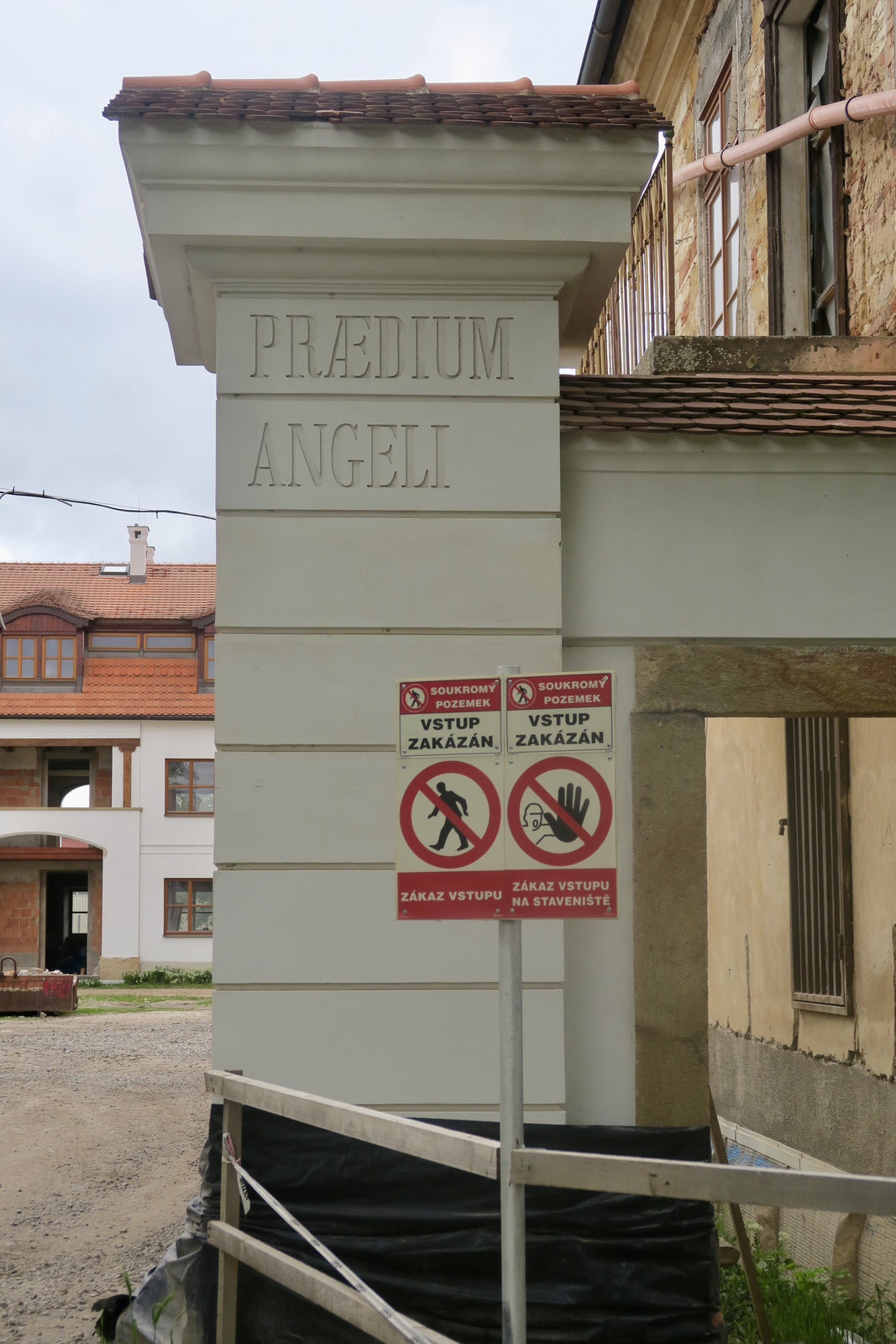 Latinský nápis na východní bráně (Hájčí dvůr v pražských Stodůlkách)