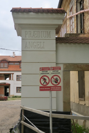 Latinský nápis na východní bráně (Hájčí dvůr v pražských Stodůlkách)