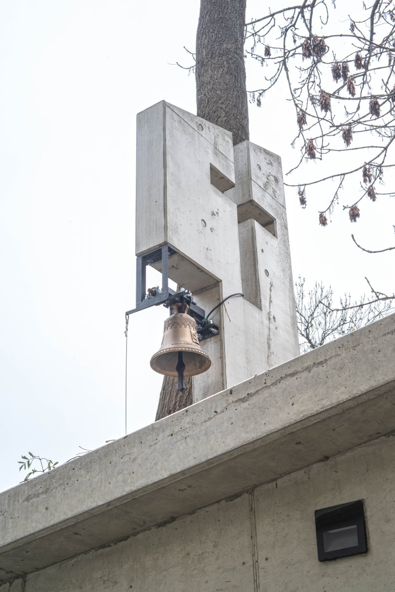 Zvonice s křížem, která na přítomnost kaple upozorňuje směrem ven z areálu. (Kaple v Praze-Záběhlicích; JIRSA – ARCHITEKTI)
